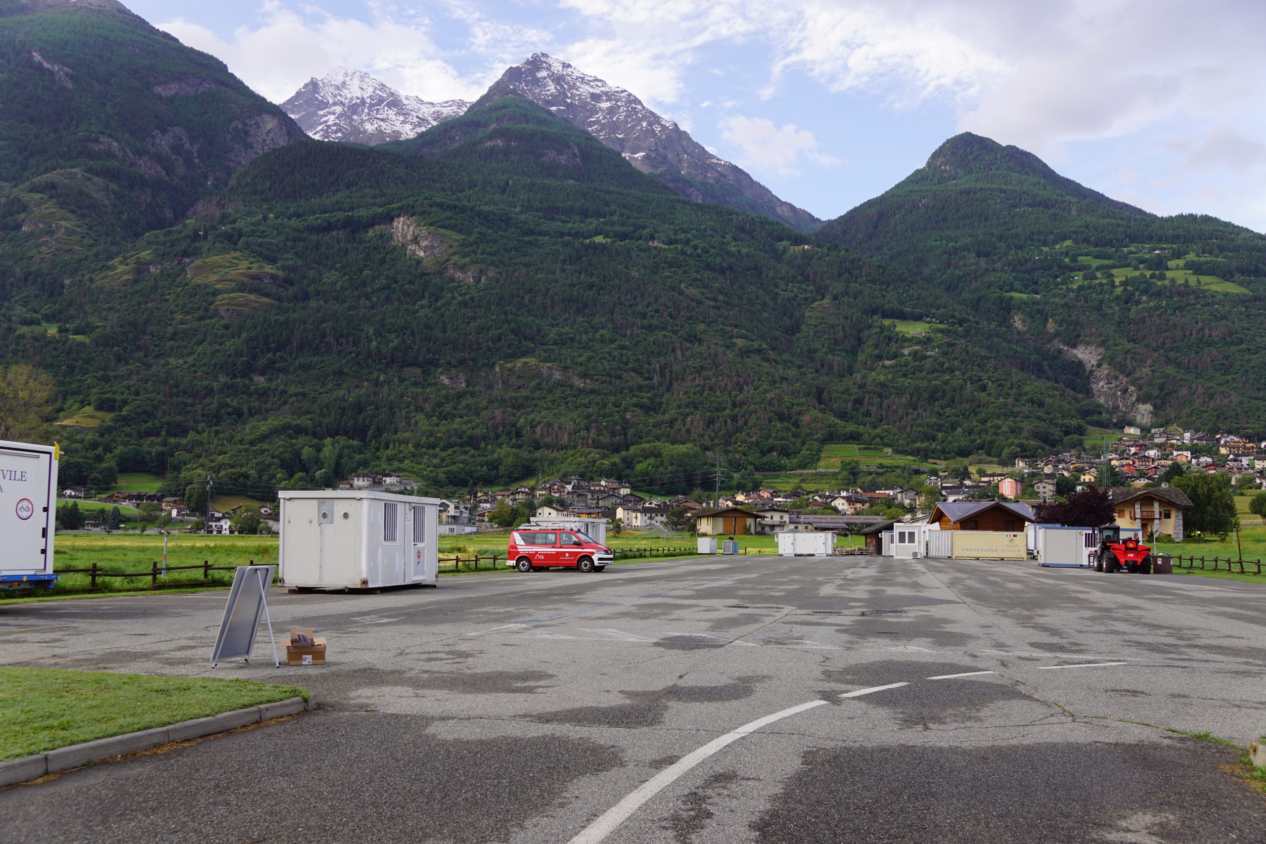 Il piazzale dove sorgerà il campo, al mattino