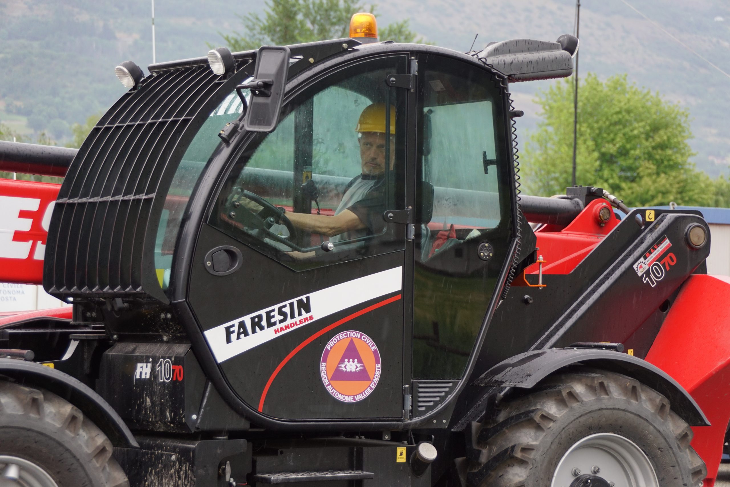 Autista alla guida del muletto