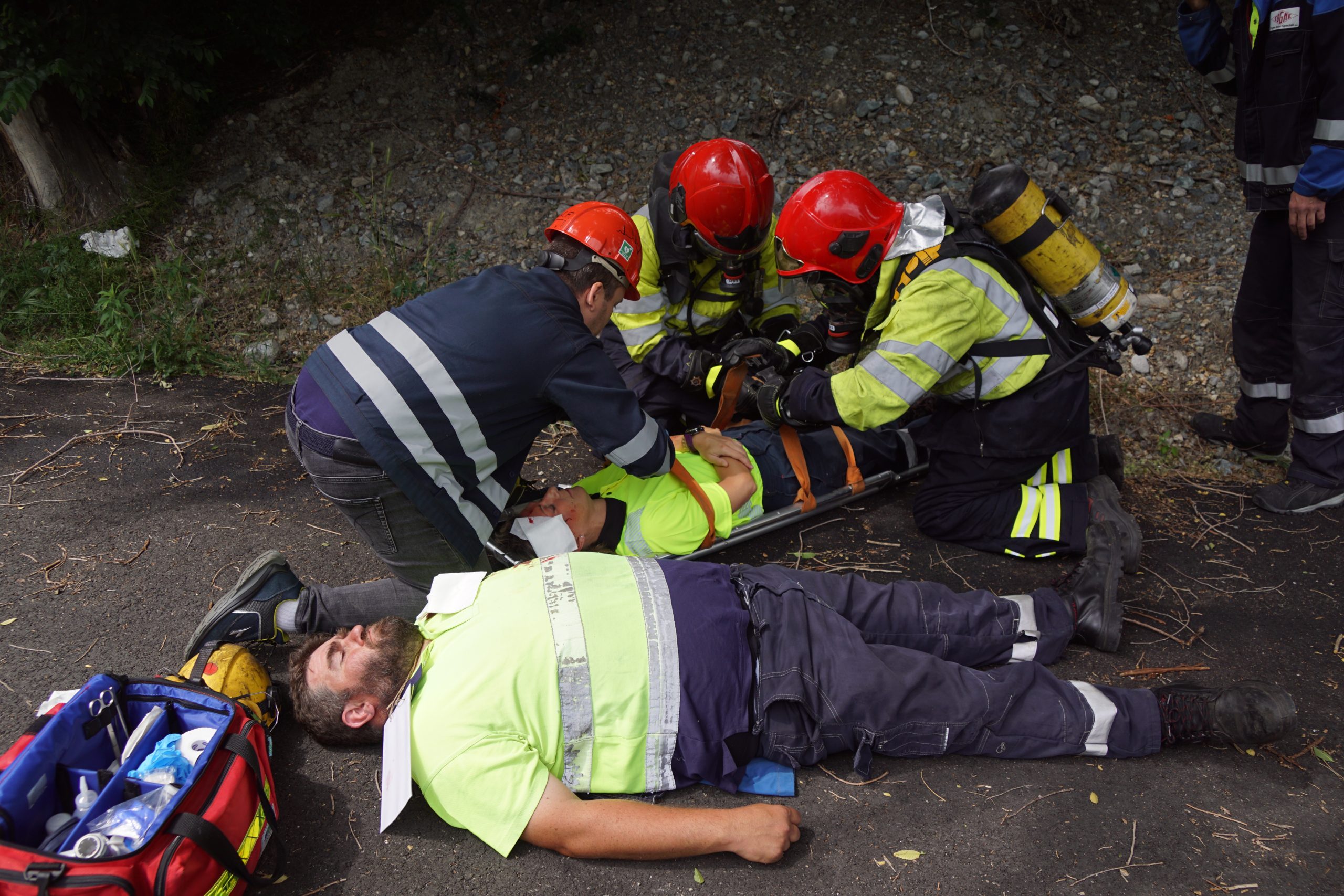 Vigili del Fuoco e Squadra d'Emergenza della Cogne Acciai Speciali (CAS) stabilizzano i due feriti