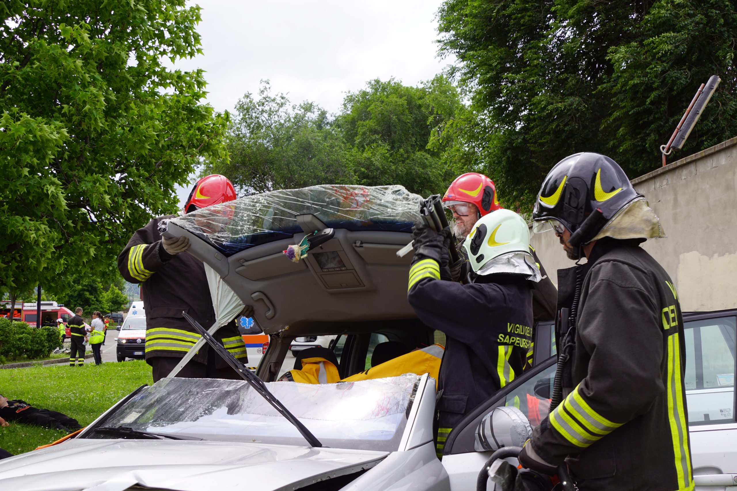 Squadra taglio dei vigili del fuoco separa tetto dell'auto
