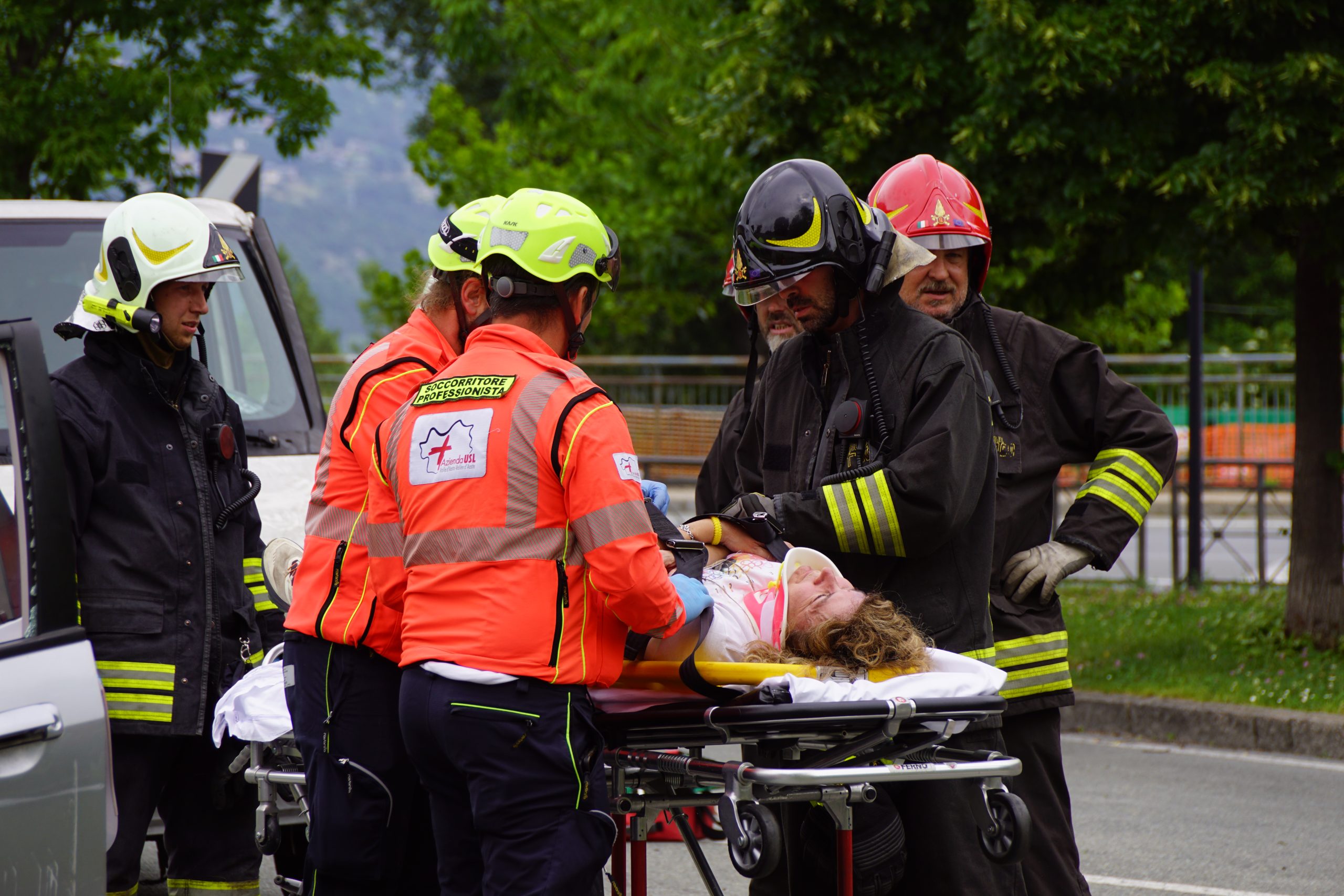Medici e Vigili del Fuoco sistemano una paziente col collare su una barella