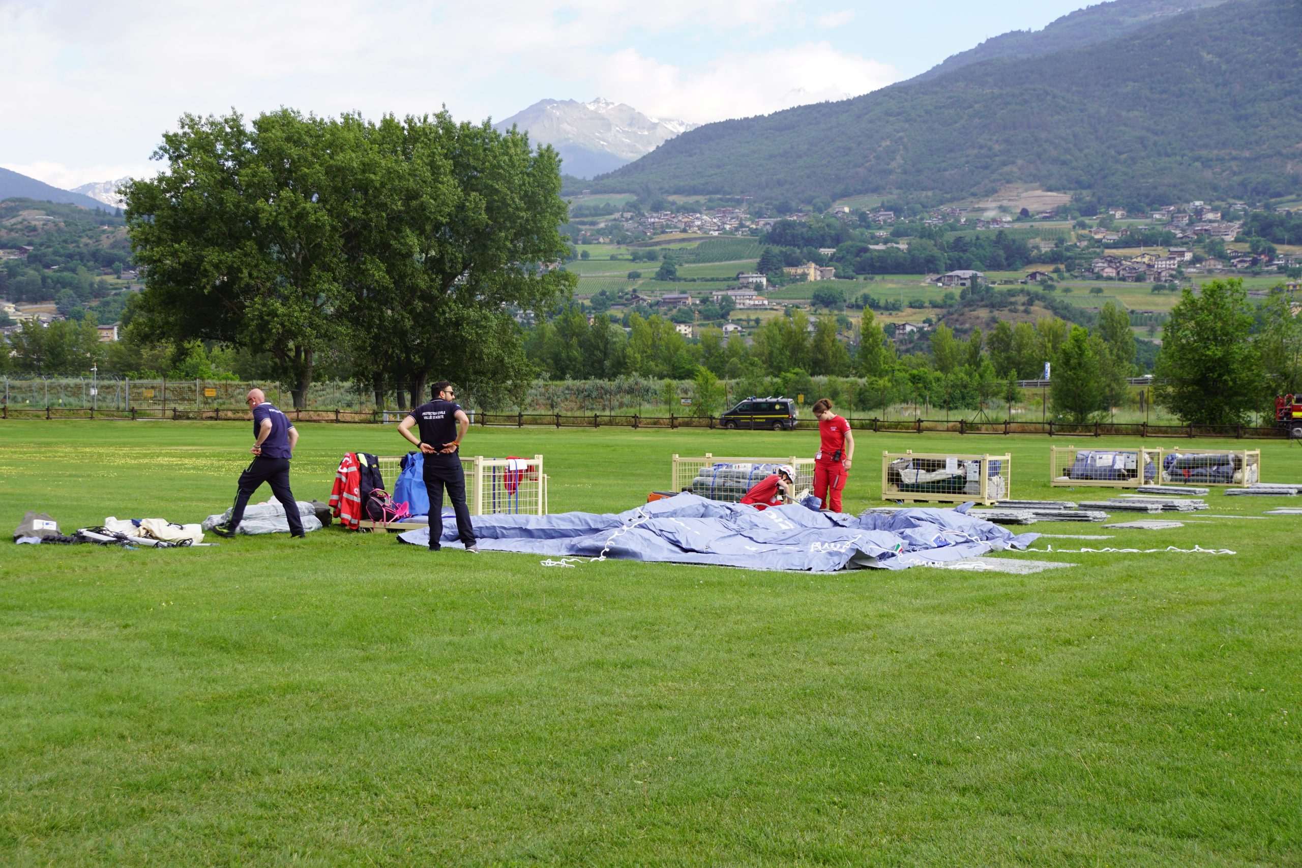 Volontari che aiutano nel montaggio della tendopoli della 4^ Edizione del Campeggio dei Gruppi giovanili dei Vigili del Fuoco Volontari regionali e nazionali, di Protezione Civile e della Croce Rossa