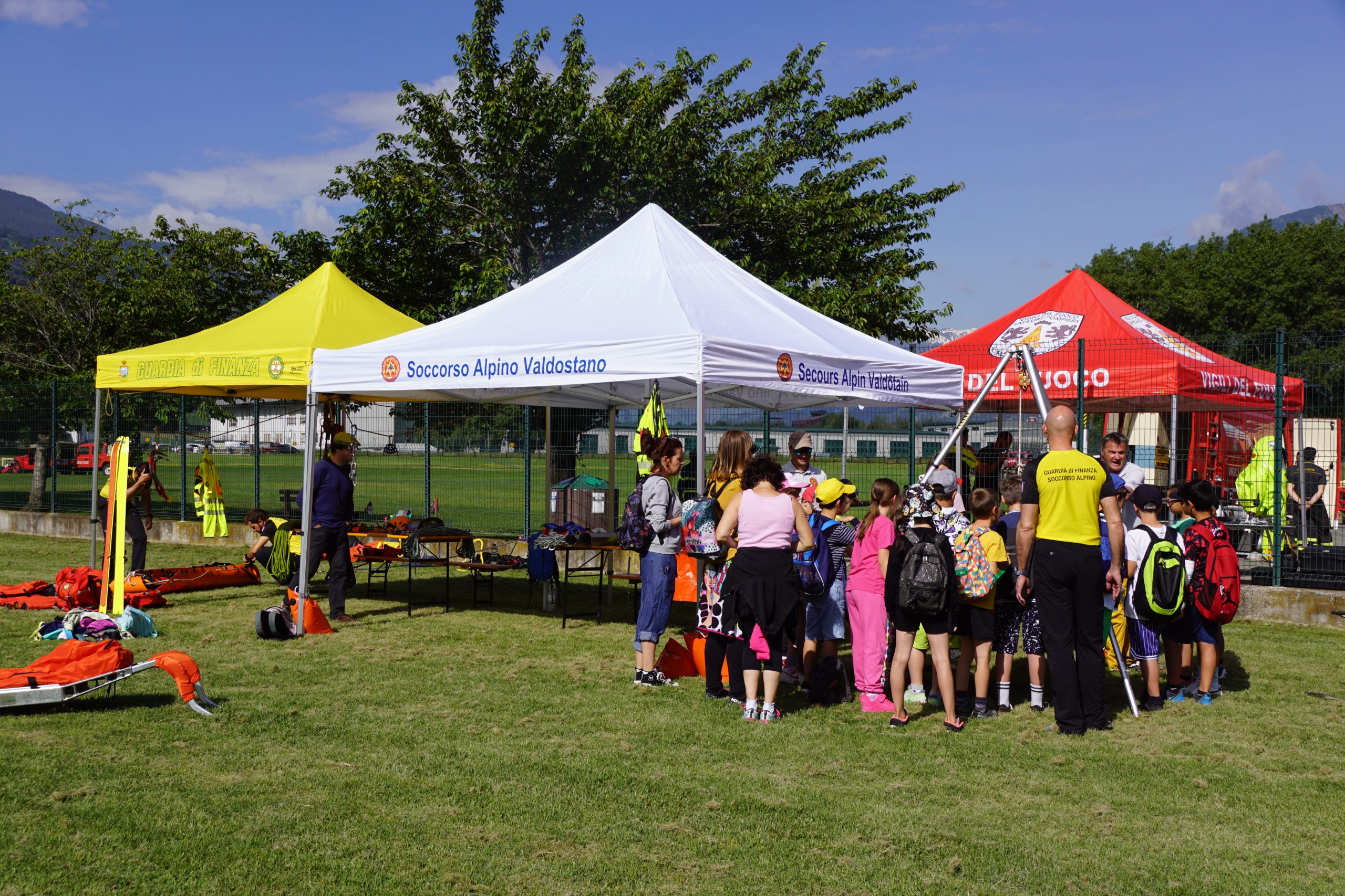 Una classe mentre visita lo stand del Soccorso Alpino Valdostano e del Soccorso Alpino della Guardia di Finanza