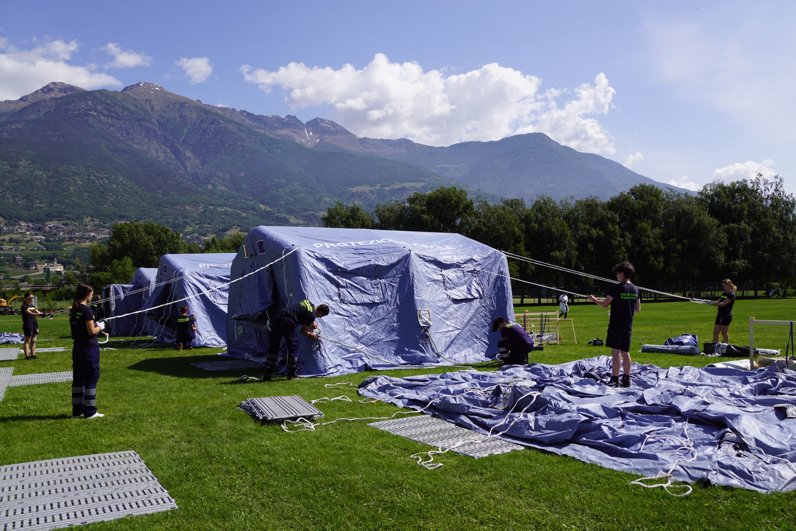 I ragazzi che partecipano alla 4^ Edizione del Campeggio dei Gruppi giovanili dei Vigili del Fuoco Volontari regionali e nazionali, di Protezione Civile e della Croce Rossa mentre montano la tendopoli