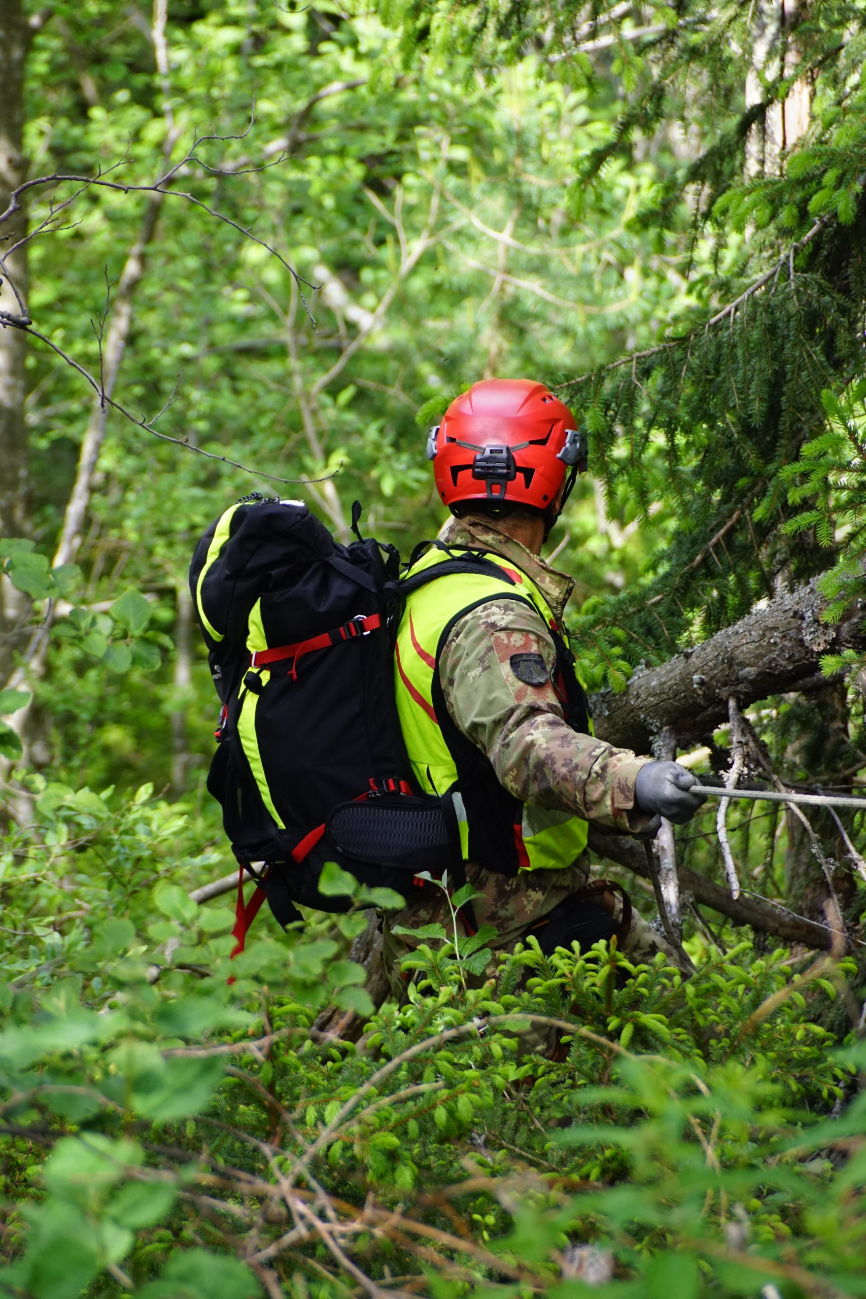 Tecnico del Soccorso Militare Alpino mentre affronta una calata