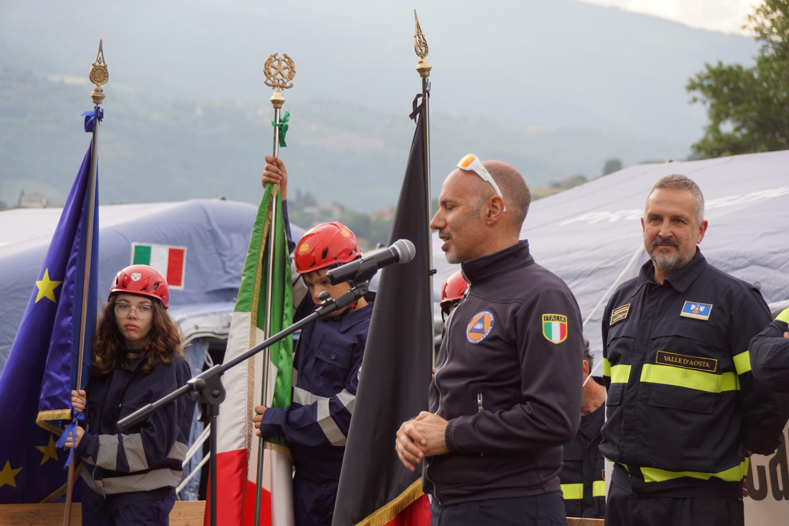 Valerio Segor, Capo della Protezione Civile della Valle d'Aosta, mentre tiene il suo discorso alla Cerimonia di inaugurazione della 4^ Edizione del Campeggio dei Gruppi giovanili dei Vigili del Fuoco Volontari regionali e nazionali, di Protezione Civile e della Croce Rossa