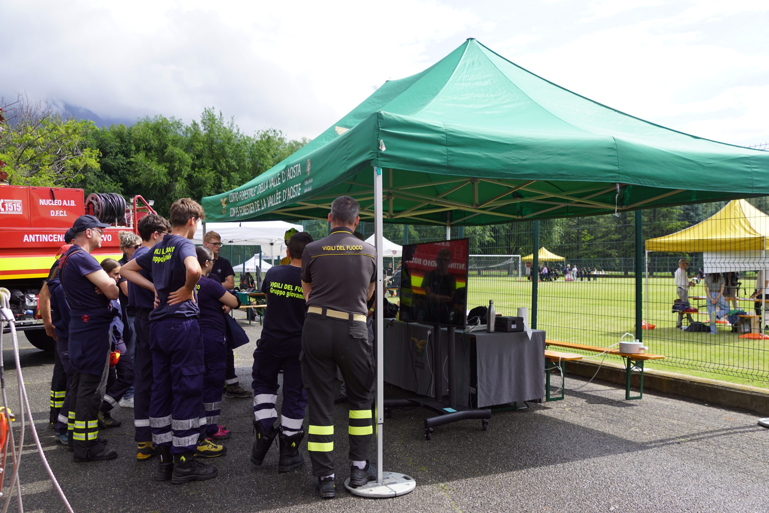 Giovani volontari dei Vigili del Fuoco visitano lo stand del Corpo forestale valdostano
