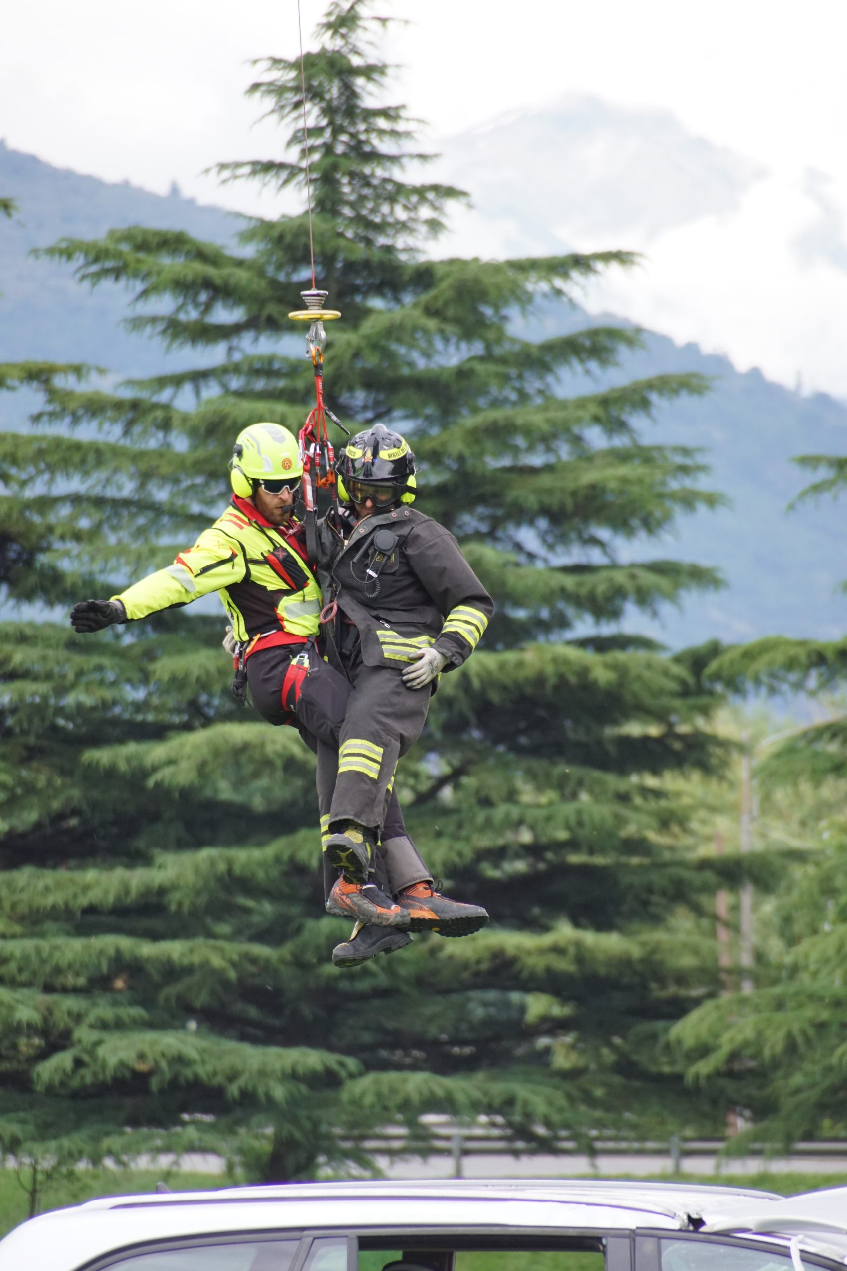 Tecnico del Soccorso Alpino Valdostano e tecnico dei Vigili del Fuoco verricellati