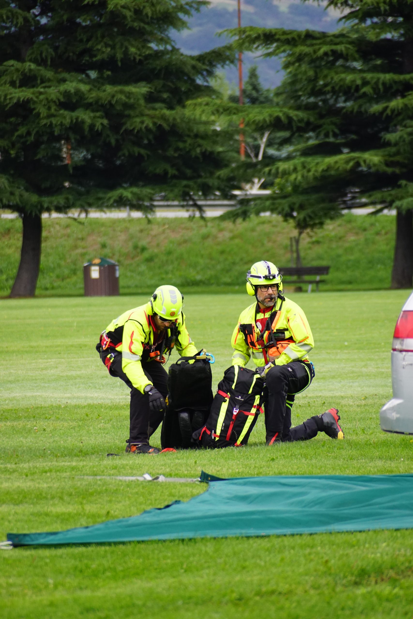 Medico del 118 e tecnico del Soccorso Alpino Valdostano appena atterrati dalla verricellata