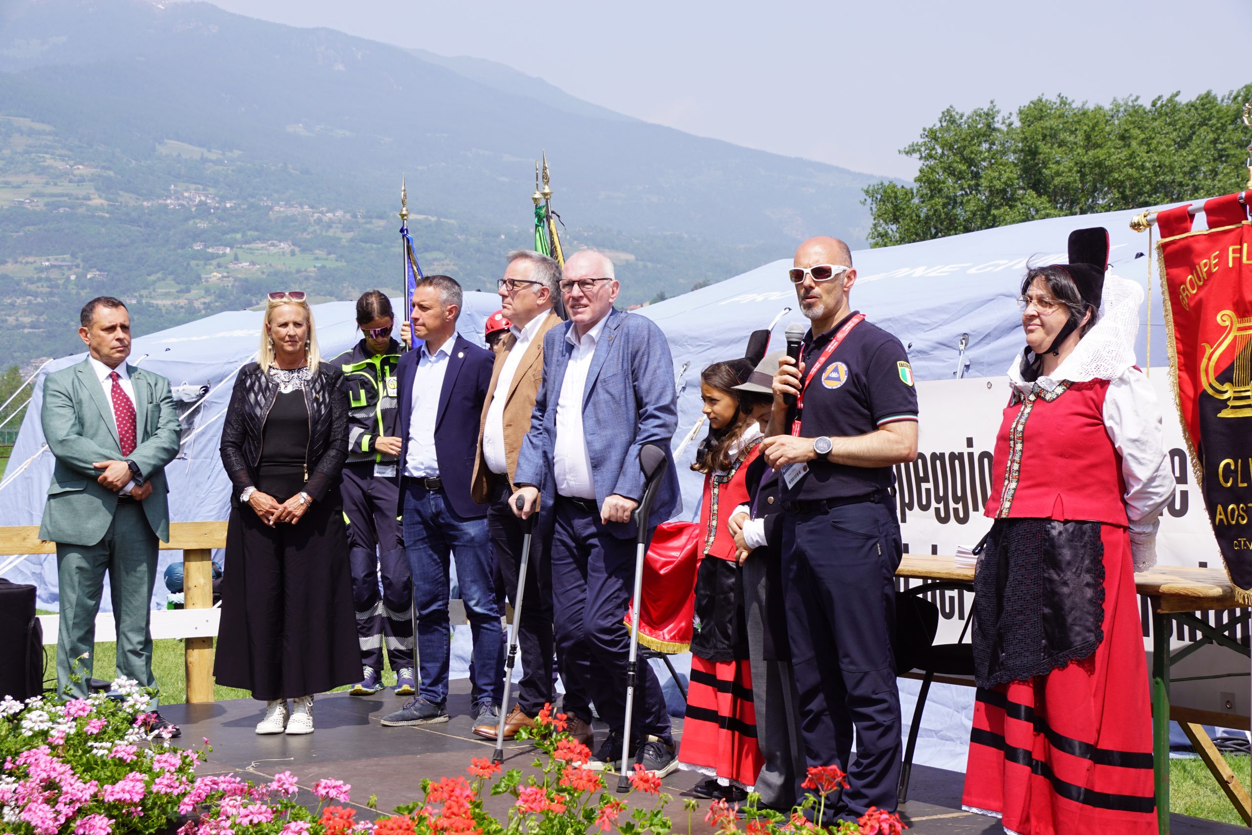 Le Autorità presenti sul palco durante la Cerimonia conclusiva: Presidente della Regione Renzo Testolin, Assessori Giulio Grosjacques e Davide Sapinet, deputato Franco Manes e consigliera regionale Raffaella Foudraz.