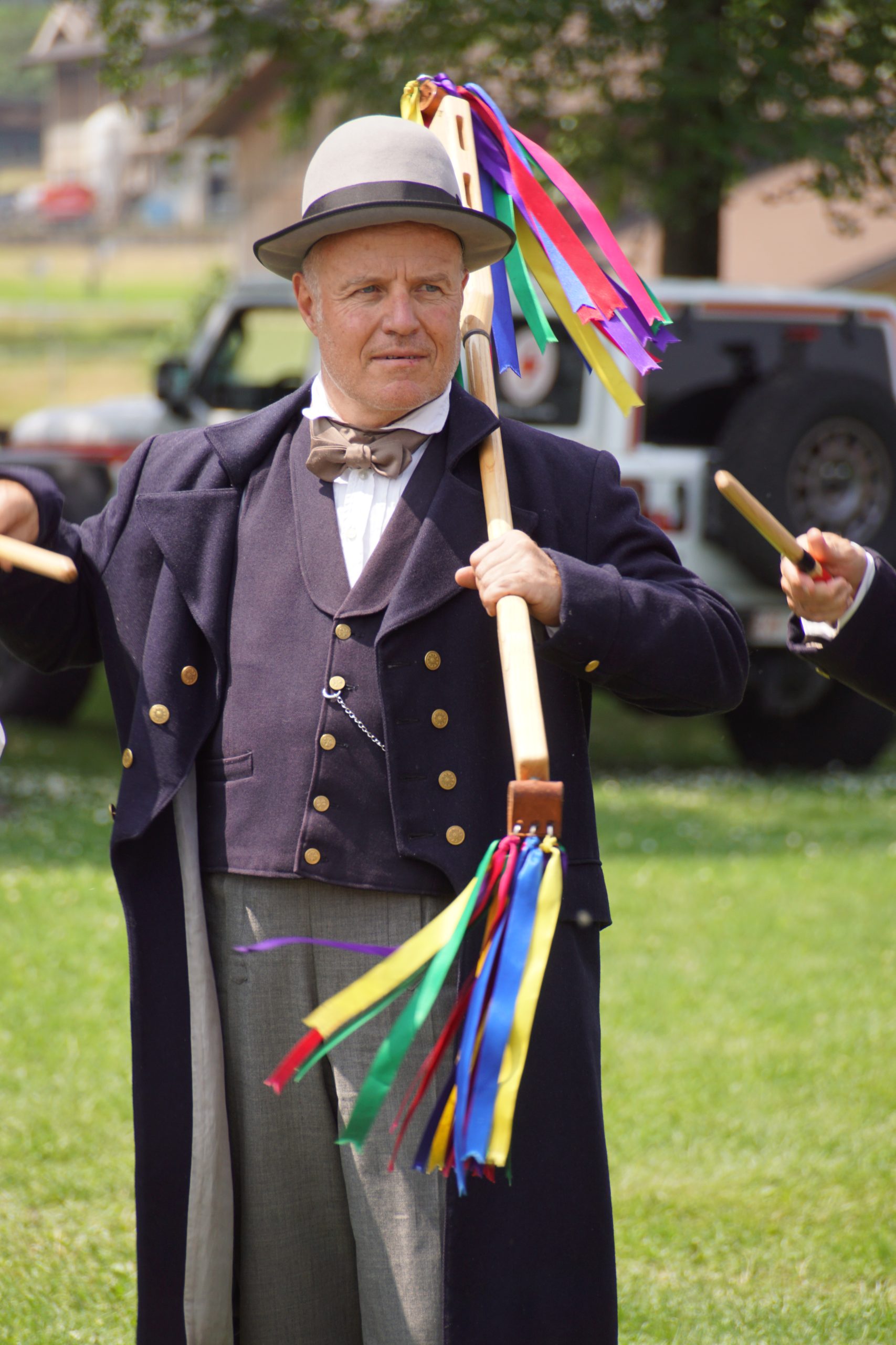 Un componente de La Clicca mentre suona