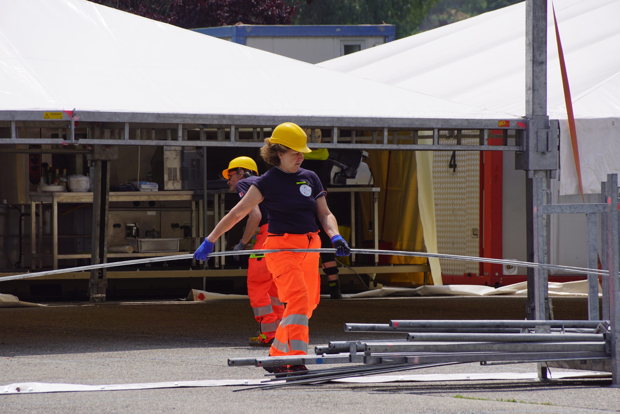 Volontaria impegnata nelle operazioni di smontaggio del padiglione ristorazione