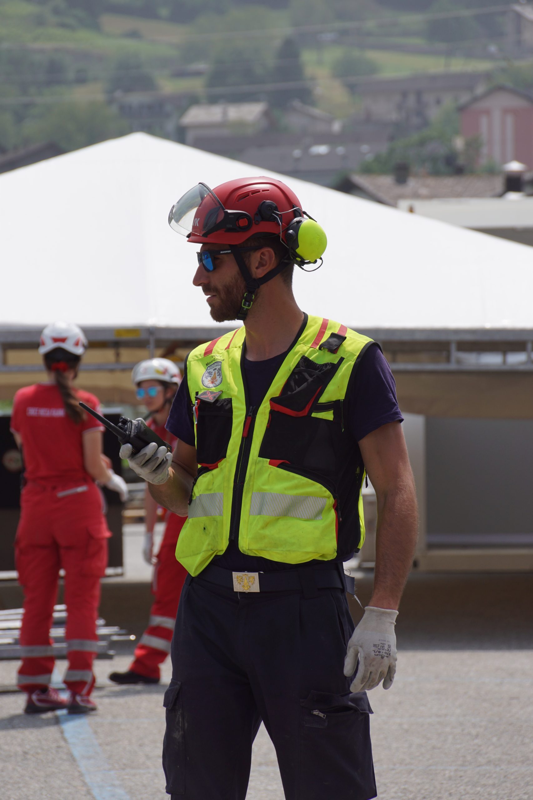 Vigile del Fuoco volontario mentre parla alla radio all'interno del campo durante le fasi di smontaggio