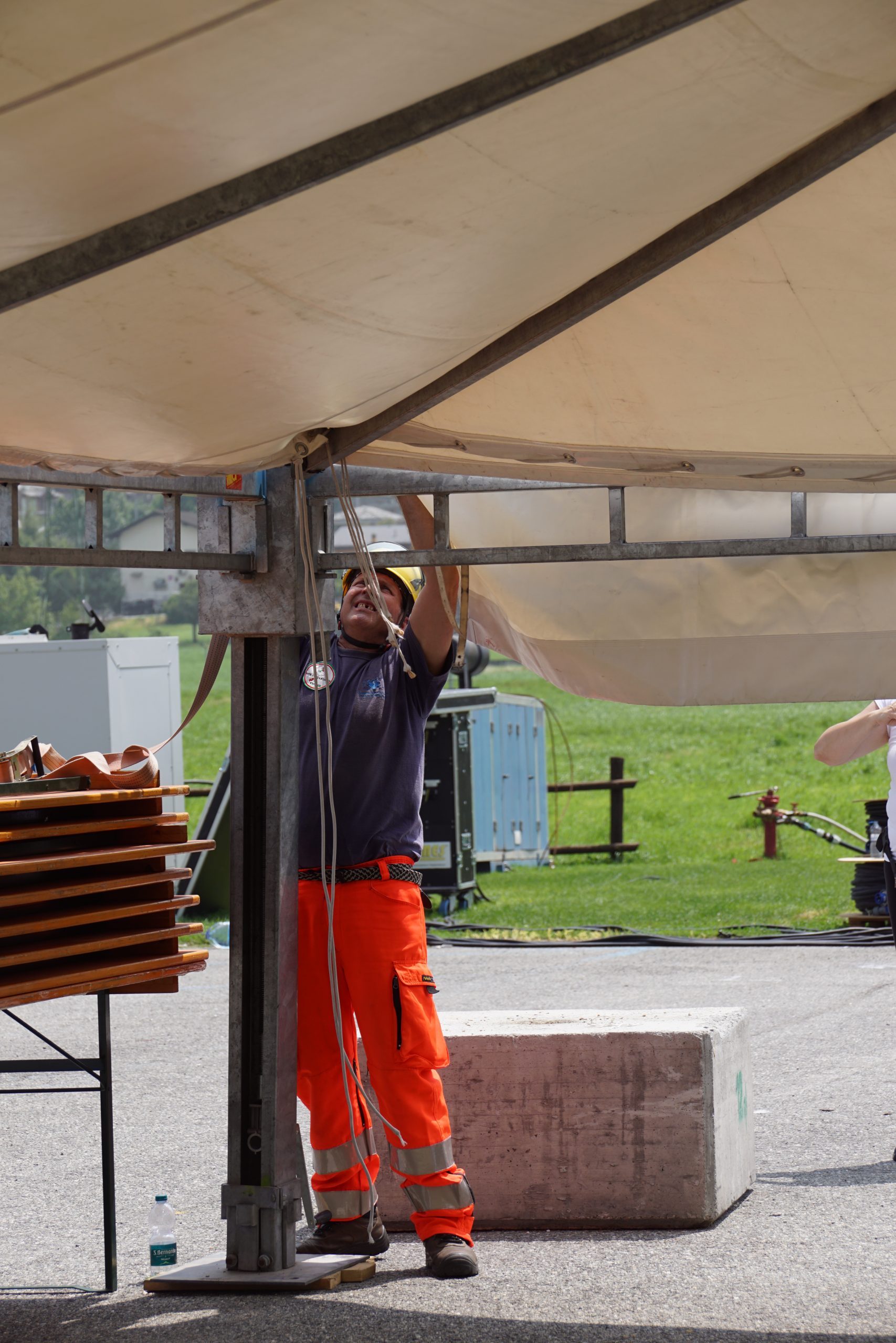 Un volontario impegnato nello smontaggio del padiglione ristorazione