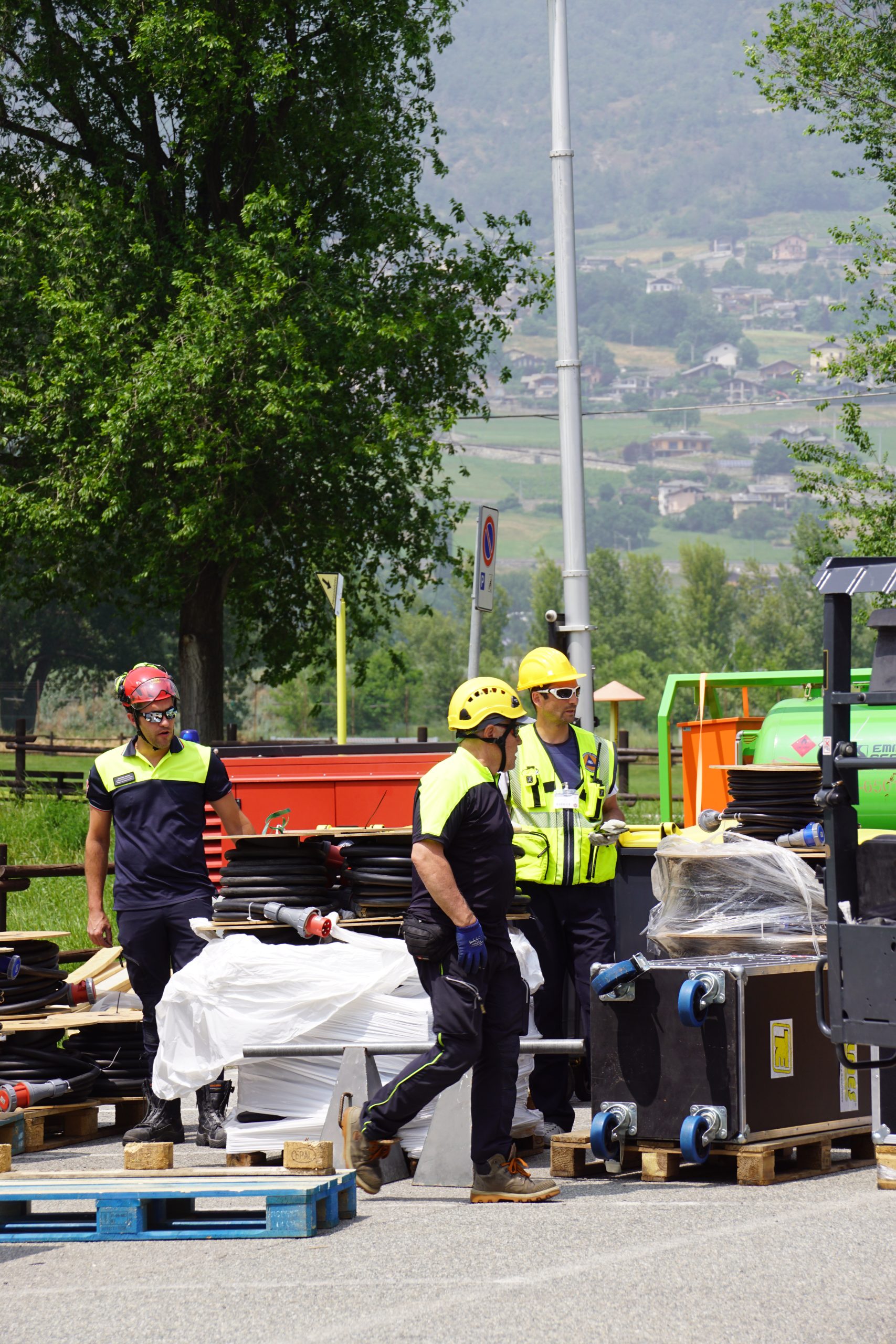 Operatori e volontari di Protezione Civile mentre si occupano di riordinare il materiale da riportare in magazzino
